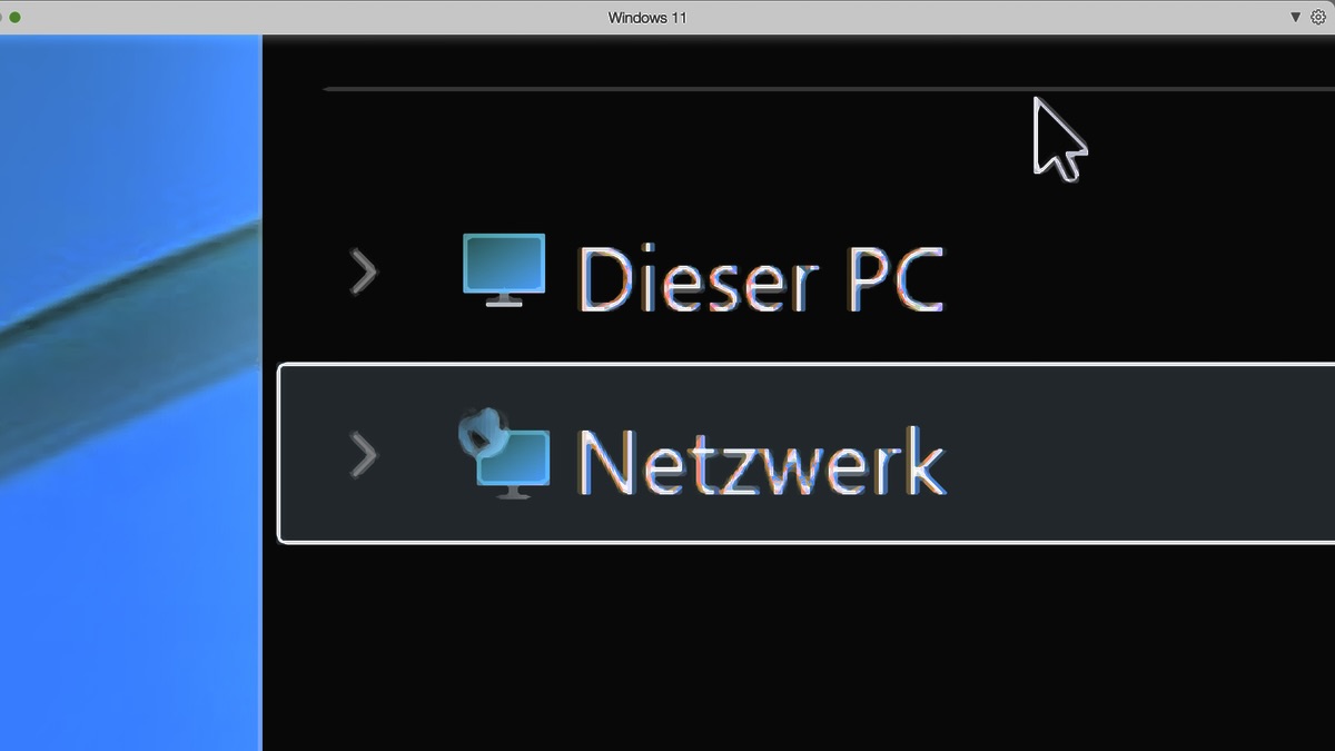 Das Foto zeigt einen vergrößerten Windows-Explorer, in dem die Punkte "Dieser PC" und "Netzwerk" zu sehen sind.