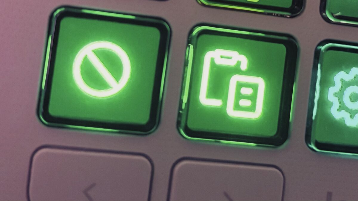 Das Foto zeigt zwei beleuchtete Tasten des MX Dialpads. Die linke Taste zeigt ein Verbotsschild, die rechte ein Zwischenablagensymbol. Unter den Tasten befinden sich eine Vor- und Zurück-Taste.