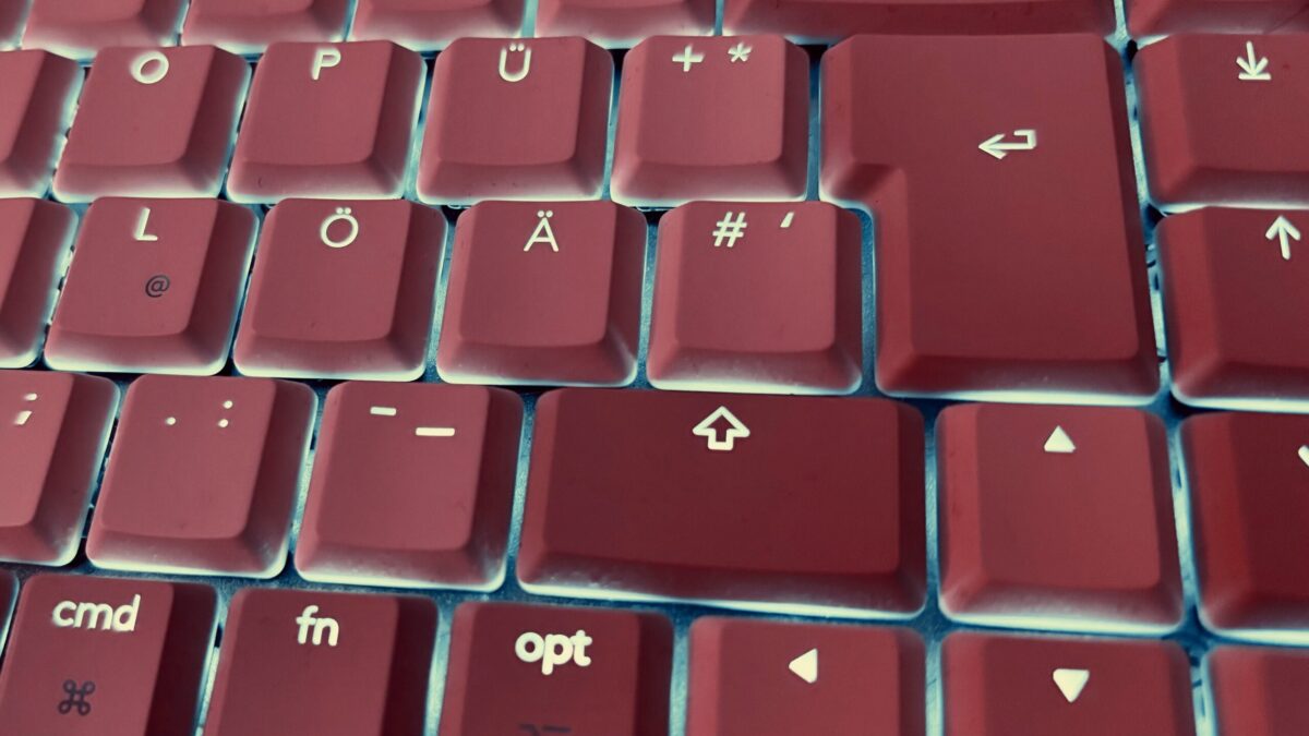 Eine beleuchtete Logitech MX Mechanical Mini Tastatur mit Mac-Layout.