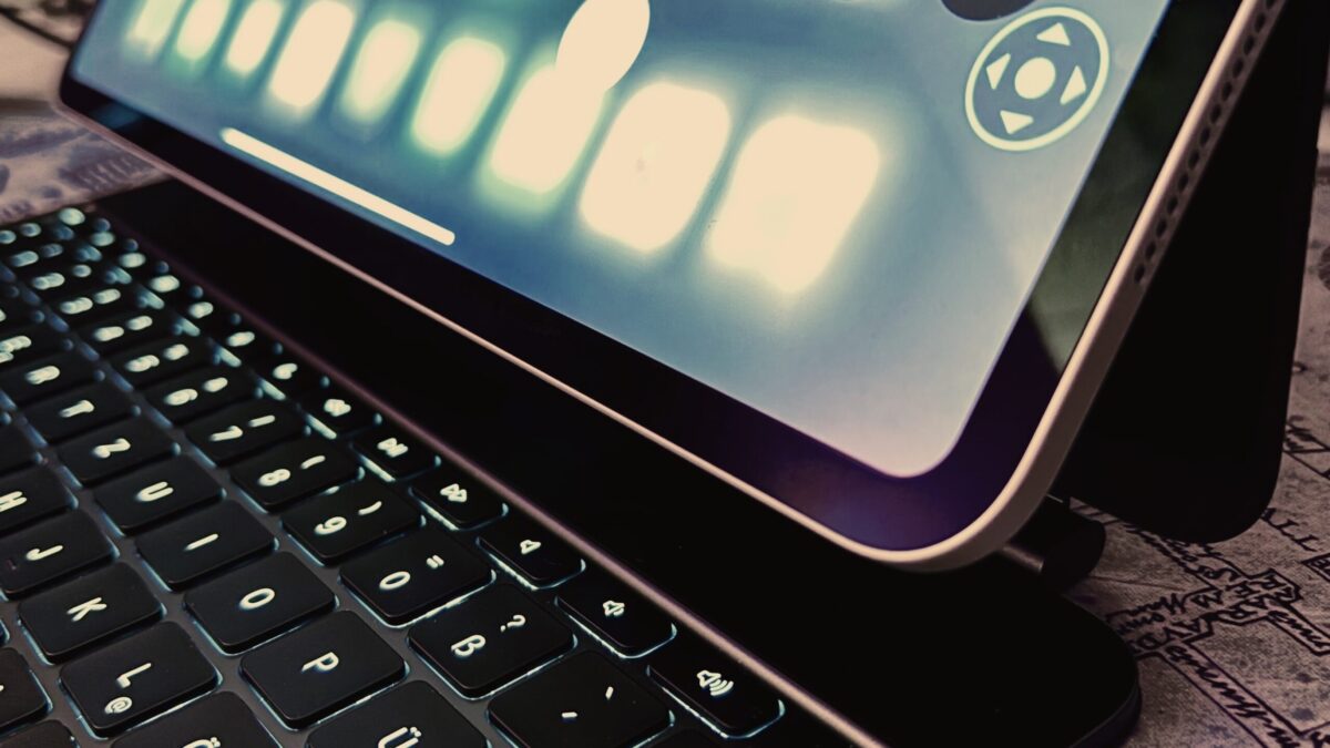 Das Bild zeigt ein iPad Pro 13 Zoll M4 an einem Magic Keyboard.