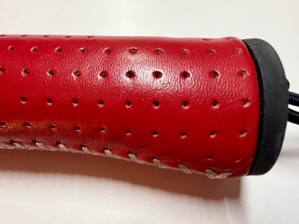 Nahaufnahme des Griffs, der am Ende dicker wird und so eine ergonomische Haltung erlaubt.