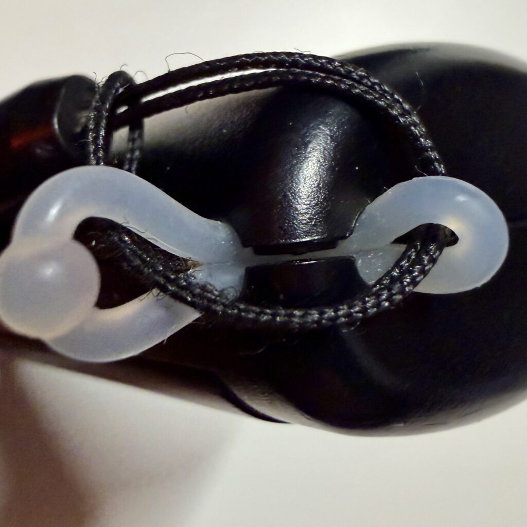 Das Lanyard der Lupe, das leider nur mit diesem Gummi richtig hält.
