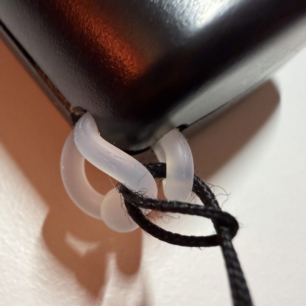 Das Lanyard der Lupe, das leider nur mit diesem Gummi richtig hält.