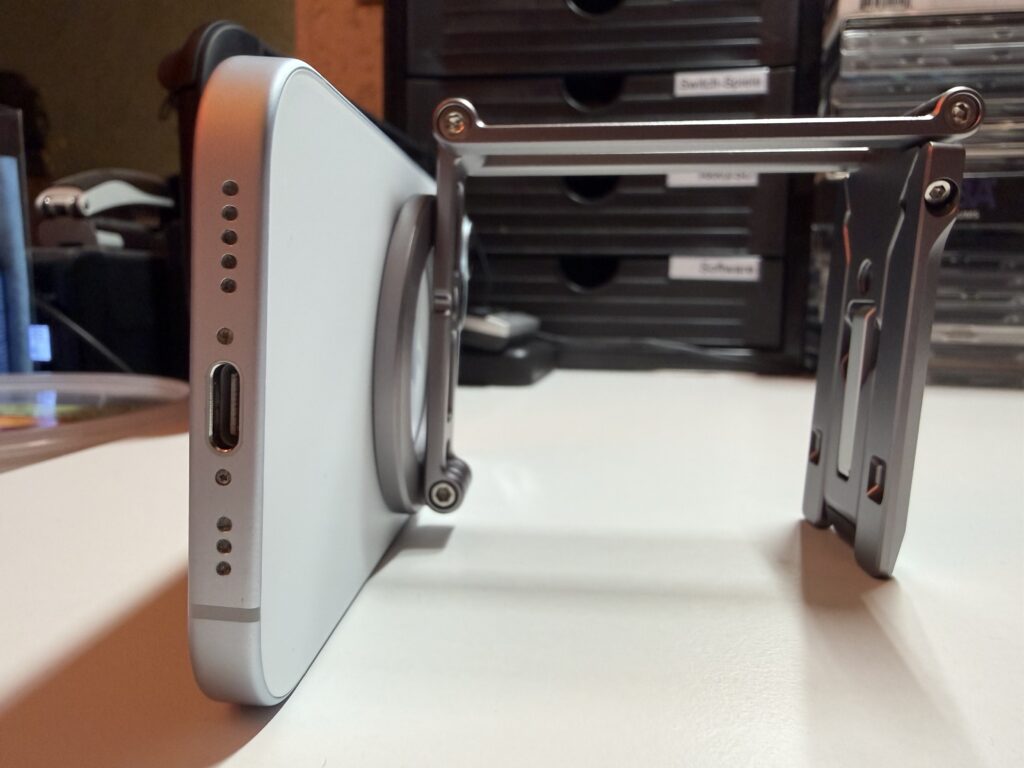 Das Stativ als Bodenstativ, aber platziert auf einem Tisch. Im Hintergrund ist ein CD-Stapel und eine Schubladenbox zu sehen.